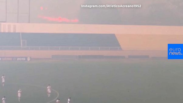 Amazonie : le feu interrompt un match de football (vidéo) Amazonie : le feu interrompt un match de football (vidéo)
