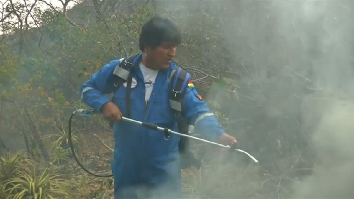 الرئيس ايفو موراليس يساهم في اطفاء حرائق الغابات