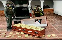 الشرطة الكولومبية تعرض مئات الكيلوغرامات من المخدرات التي عثرت عليها