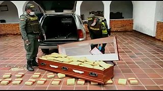الشرطة الكولومبية تعرض مئات الكيلوغرامات من المخدرات التي عثرت عليها