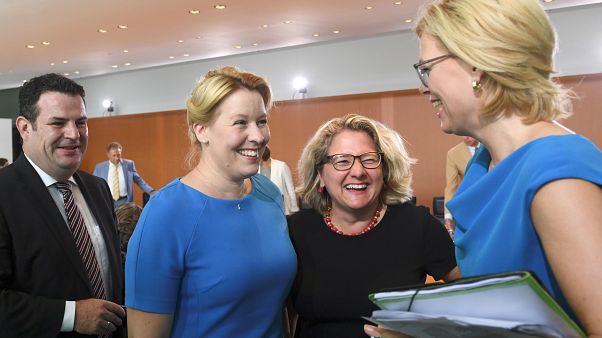 Julia Klöckner (r.) und Svenja Schulze (2.v.r.) vor der Kabinettssitzung in Berlin Julia Klöckner (r.) und Svenja Schulze (2.v.r.) vor der Kabinettssitzung in Berlin