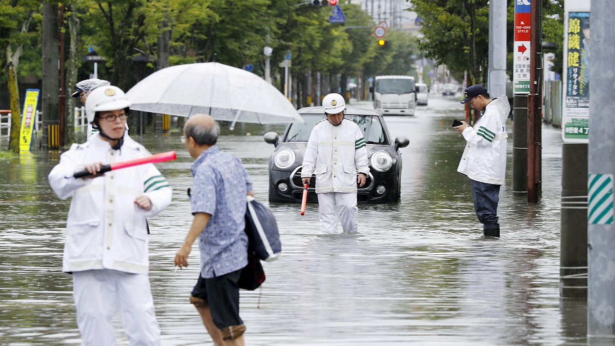 الشرطة اليابانية تتثبت من حالة الطريق الذي غمرته مياه الأمطار في محافظة ساغا