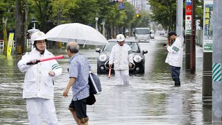 الشرطة اليابانية تتثبت من حالة الطريق الذي غمرته مياه الأمطار في محافظة ساغا