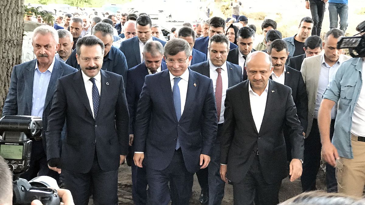 Ahmet Davutoğlu hakkında 'Anayasayı ihlal'den suç duyurusu