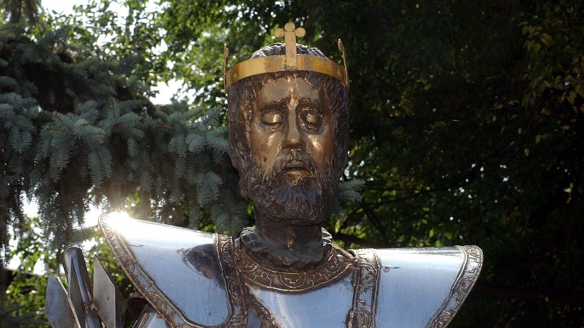Varga Imre Kossuth-díjas szobrászművész II. Lajos szobra, amelyet a mohácsi csata 480. és II. Lajos király születésének 500. évfordulója alkalmából készített
