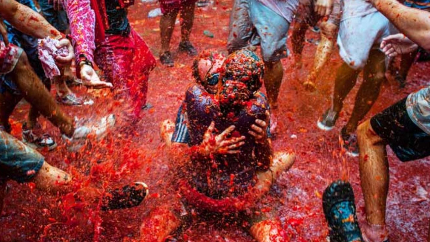 Watch live: Thousands hurl fruit at La Tomatina festival | Euronews