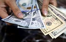 ادامه افزایش بهای دلار؛ بانک مرکزی کاهش نرخ ارز را متوقف کرد