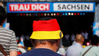 Mann mit einem Hut in den deutschen Nationalfarben
