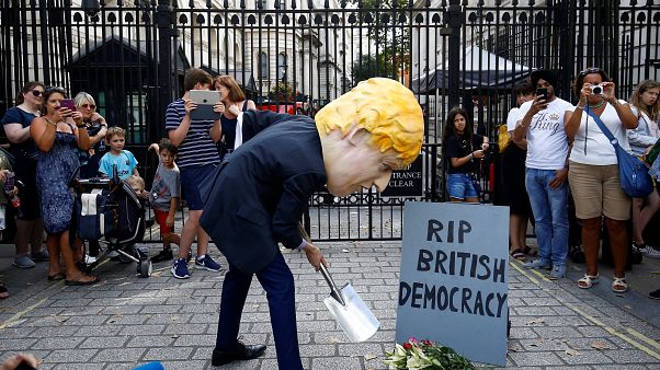 "Um escândalo constitucional" e outras reações a Johnson "Um escândalo constitucional" e outras reações a Johnson