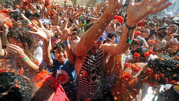 Spain: More than 20,000 revellers enjoy annual Tomatina festival
