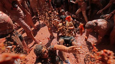 شاهد: أكبر معركة طعام في العالم بمهرجان توماتينا الإسباني