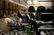 عامل في مصنع لإنتاج الإطارات في الصين