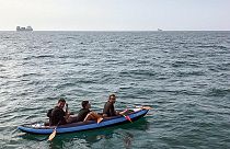 Drei Migranten in einem aufblasbaren Kanu beim Versuch den Ärmelkanal am 4. August zu überqueren