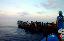 Otro buque con un centenar de migrantes busca un puerto para desembarcar