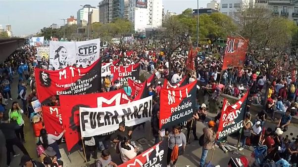Argentina pide al FMI renegociar su deuda tras una nueva jornada negra Argentina pide al FMI renegociar su deuda tras una nueva jornada negra