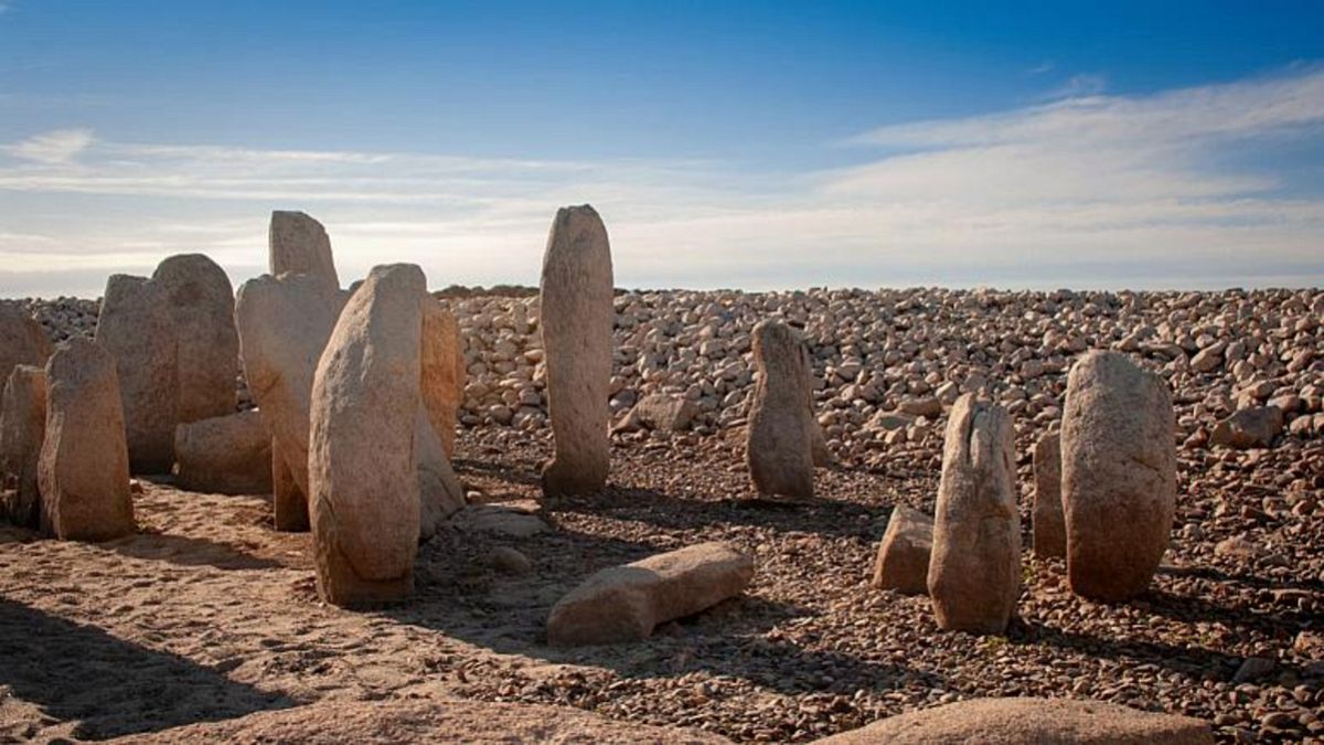 Kuraklık 5 bin yıllık taş anıtları ortaya çıkardı