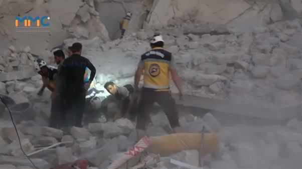 ضربات جوية مكثفة استهدفت قرى وبلدات في إدلب ضربات جوية مكثفة استهدفت قرى وبلدات في إدلب
