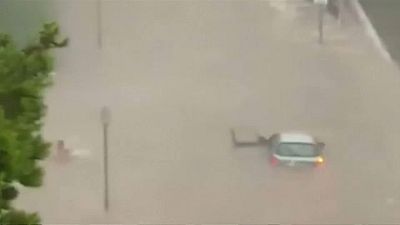 Inundações obrigam condutor a deixar o carro... e nadar