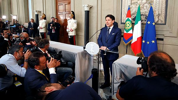 جوزيبي كونتي المكلّف بتشكيل الحكومة الإيطالية الجديدة يتحدث إلى الصحافيين في القصر الرئاسي بروما جوزيبي كونتي المكلّف بتشكيل الحكومة الإيطالية الجديدة يتحدث إلى الصحافيين في القصر الرئاسي بروما