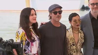 Arrivée nautique pour Brad Pitt à la Mostra de Venise