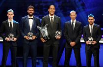 Savunma oyuncusu Van Dijk, Messi ve Ronaldo'yu geride bırakarak Avrupa'nın en iyi futbolcusu seçildi