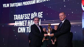  Cumhurbaşkanı Erdoğan, Radyo Televizyon Gazetecileri Derneğinin "2018 Yılı Medya Oskarları Ödül Töreni"ne katıldı. Erdoğan, Ahmet Hakan'a ödül verdi