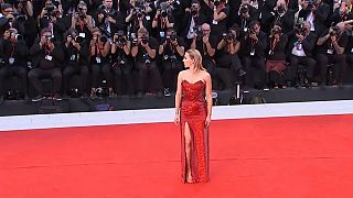 Scarlett Johansson acapara 'flashes' en una alfombra roja que no pisará Polanski