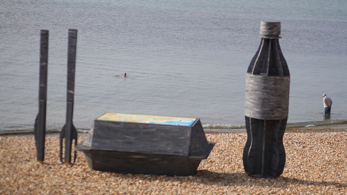 Műanyag üveg és elviteles doboz szobra Lyme Regis tengerpartján, Nagy-Britanniában