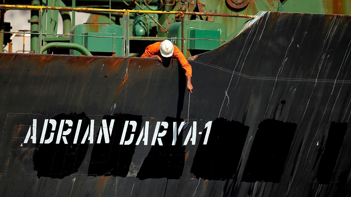أحد أفراد الطاقم يلتقط صوراً بهاتفه المحمول على ناقلة النفط الإيرانية أدريان داريا 1