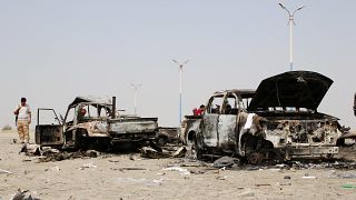 يمني من المقاتلين الانفصاليين يعاين حطام عربات قوات حكومية دمرها طيران الإمارات العربية خلال غارة قرب عدن  