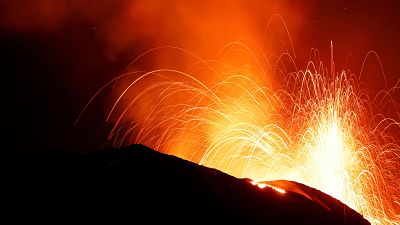 Извержение Стромболи отражается в ночном небе