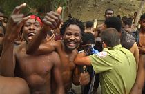 6 metrelik dikenli telleri aşan 155 göçmen İspanya'ya girdi