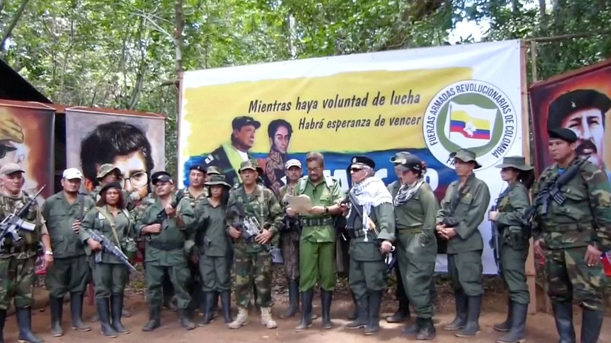 قائد القوات المسلحة الثورية لكولومبيا السابق المعروف باسمه المستعار إيفان ماركيز يقرأ بيانًا
