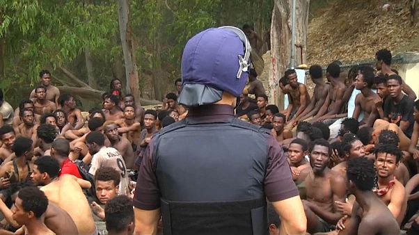 Mias de 150 migrantes saltaram a vedação de Ceuta Mias de 150 migrantes saltaram a vedação de Ceuta
