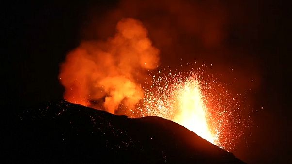 Stromboli fra lave e lievi terremoti fa scappare i turisti Stromboli fra lave e lievi terremoti fa scappare i turisti