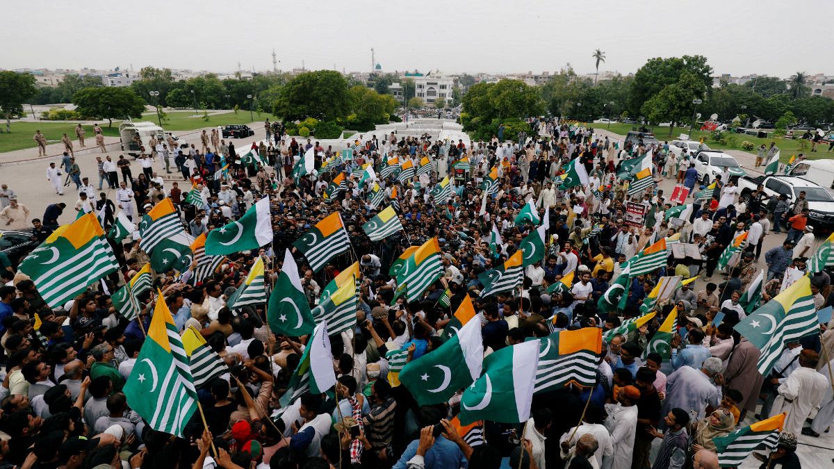 راهپیمایی پاکستانی‌ها با عمران خان در همبستگی با کشمیر تحت کنترل هند
