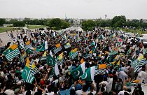 راهپیمایی پاکستانی‌ها با عمران خان در همبستگی با کشمیر تحت کنترل هند