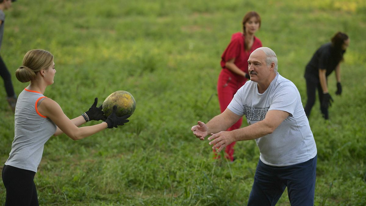 Лукашенко собрал арбузы в компании молодых женщин