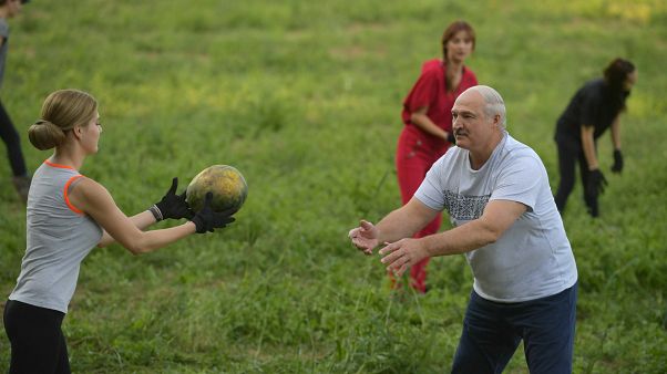 Лукашенко собрал арбузы в компании молодых женщин Лукашенко собрал арбузы в компании молодых женщин