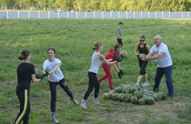 شاهد: رئيس بيلاروسيا و"رفيقاته" في حصاد البطيخ