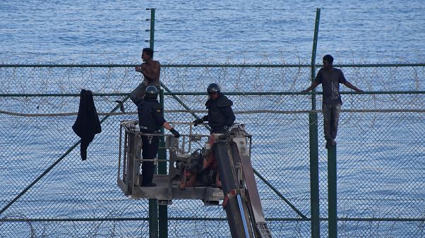 155 migrants forcent la frontière espagnole à Ceuta 155 migrants forcent la frontière espagnole à Ceuta