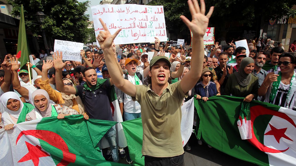 جمعة جديدة من المظاهرات في الجزائر تنادي برفض الإنتخابات التي يطالب بها الجيش