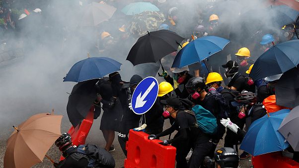 Hong Kong ancora in piazza. Polizia usa gas lacrimogeni Hong Kong ancora in piazza. Polizia usa gas lacrimogeni