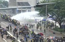 مظاهرات لا تهدأ.. غازاتٌ مسيلة للدموع وقنابلُ حارقة تتصدر المشهد في هونغ كونغ