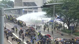 مظاهرات لا تهدأ.. غازاتٌ مسيلة للدموع وقنابلُ حارقة تتصدر المشهد في هونغ كونغ