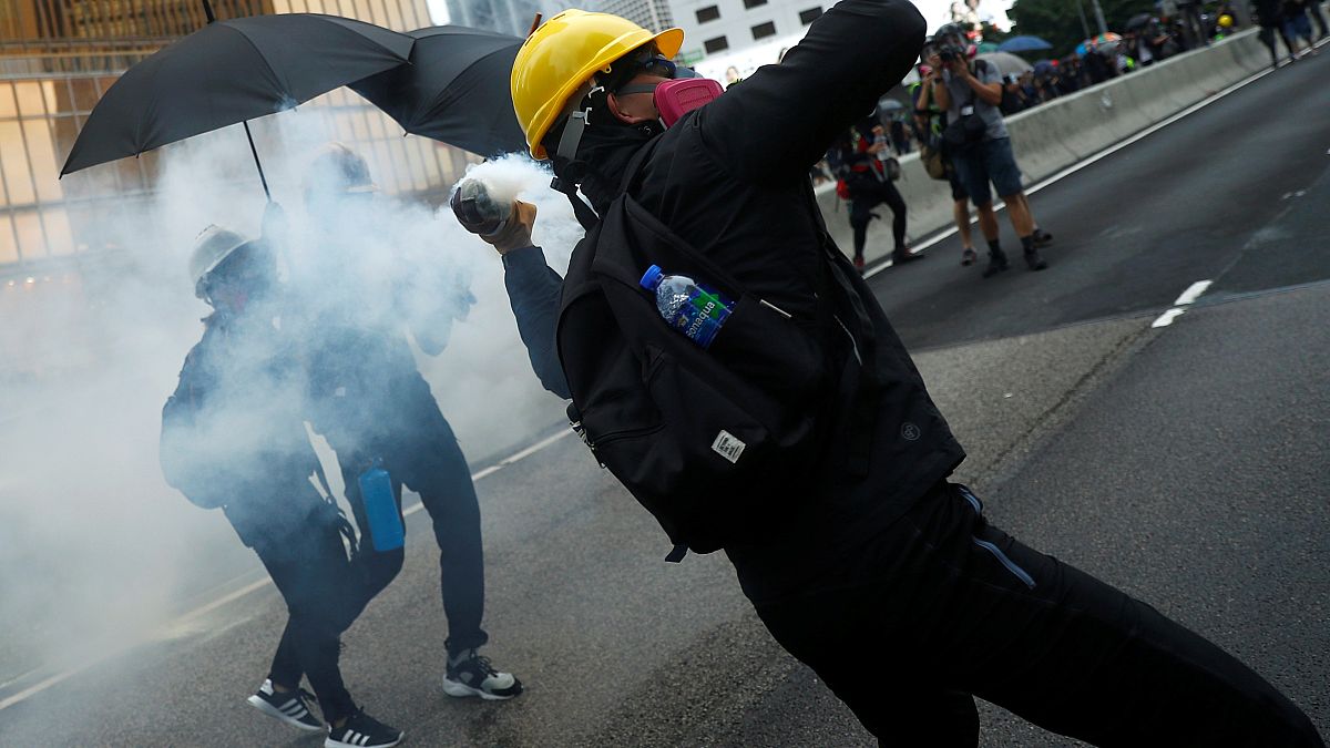 Hongkong: Sturm aufs Parlament und brennende Barrikaden