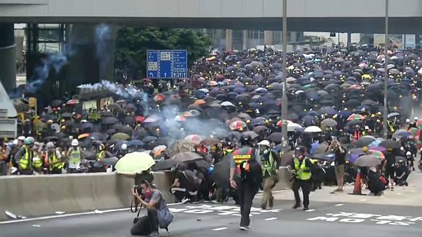 Carga policial contra una manifestación prodemocracia en Hong Kong Carga policial contra una manifestación prodemocracia en Hong Kong