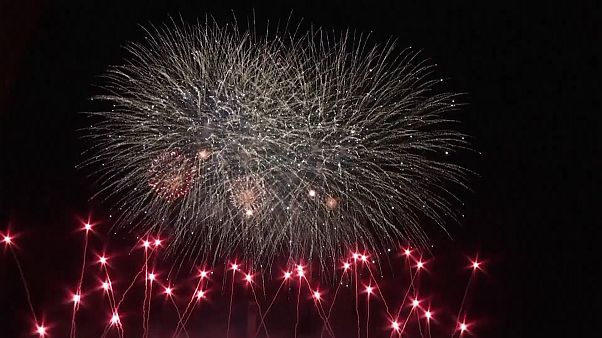 Céu de Berlim ilumina-se com Mundiais de fogo de artifício Céu de Berlim ilumina-se com Mundiais de fogo de artifício