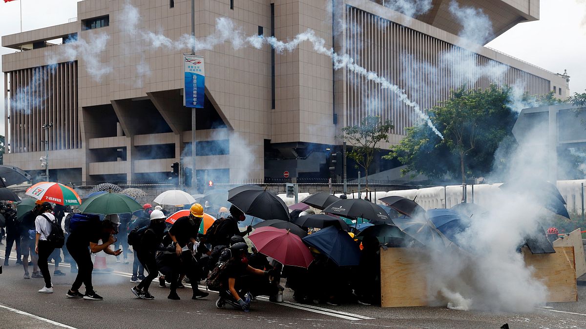 Hong Kong gösterilerinde 13. hafta: Polisten biber gazlı müdahale