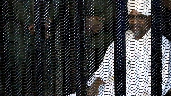 Sudan devrik lideri Ömer el-Beşir: Suudi Veliaht Prens Muhammed bin Selman'dan 25 milyon euro aldım Sudan devrik lideri Ömer el-Beşir: Suudi Veliaht Prens Muhammed bin Selman'dan 25 milyon euro aldım